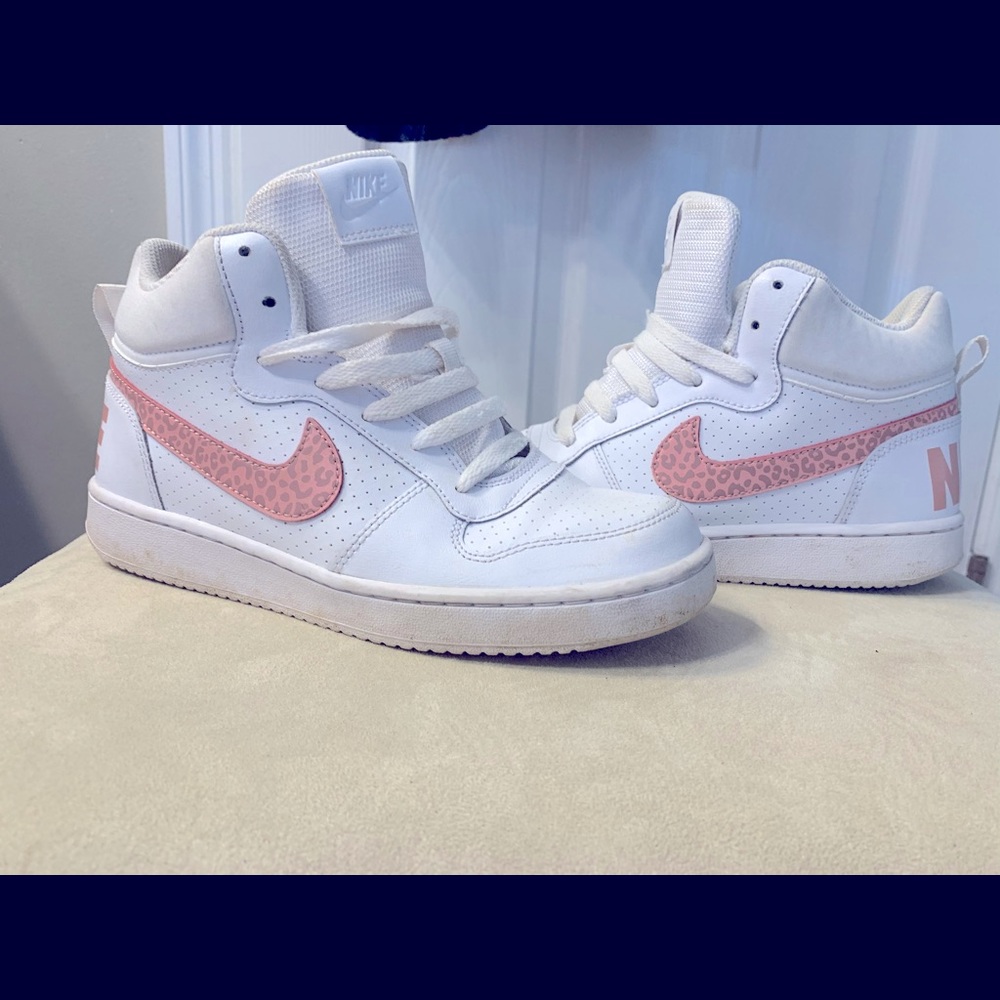 6Y or women’s 8 Nike Dunks